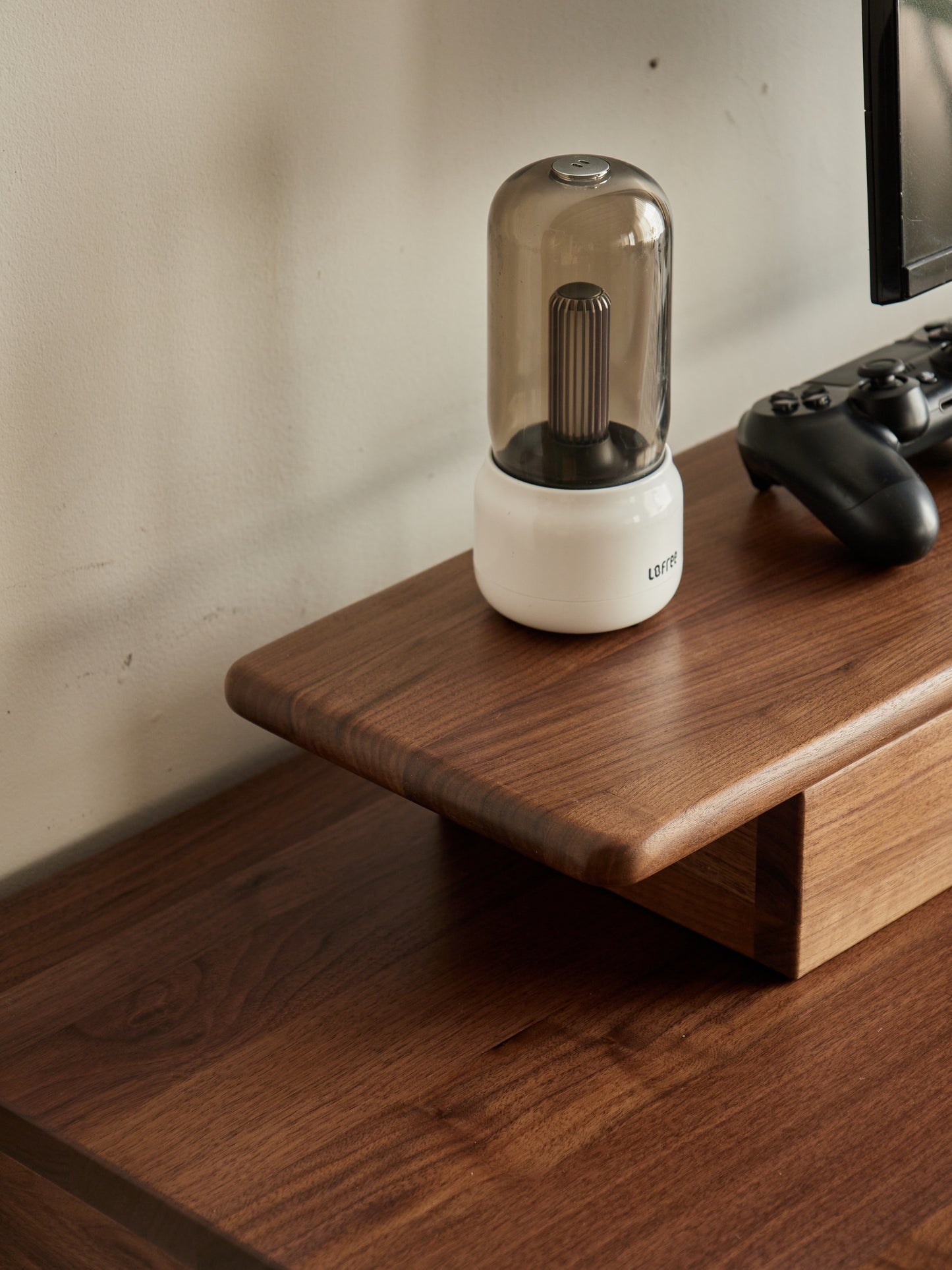 corner details of FAS-grade walnut desk shelf with height-adjustable base 