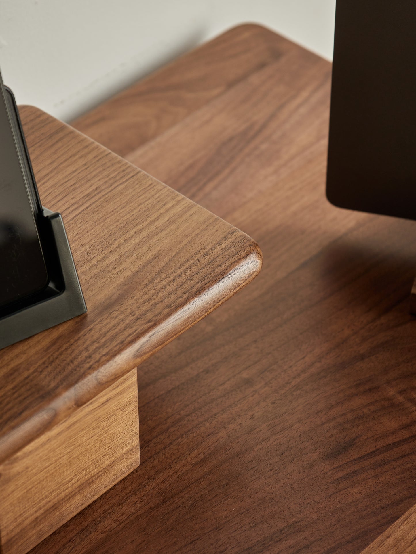 base details of FAS-grade walnut desk shelf with height-adjustable base 