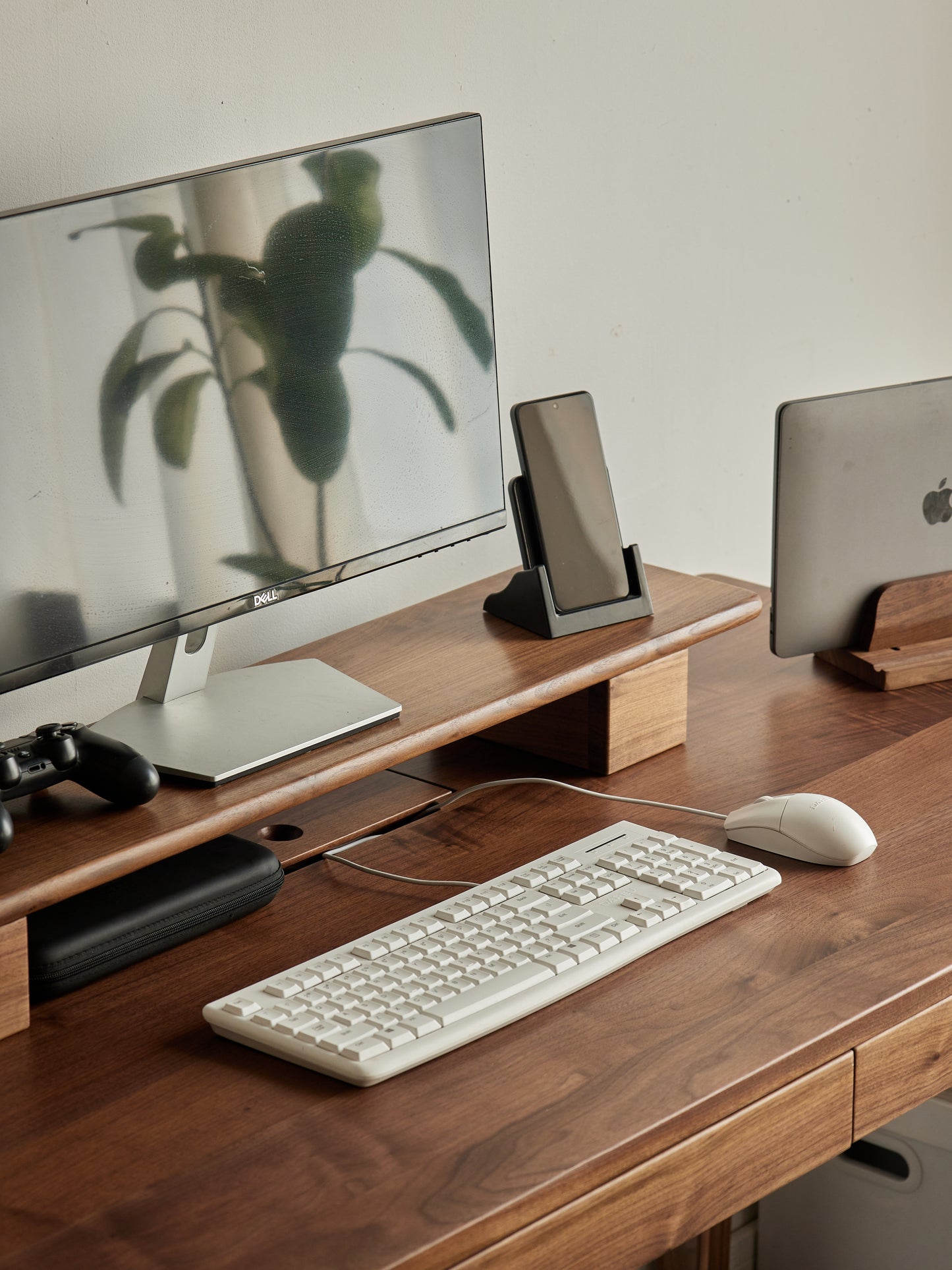 FAS-grade walnut desk shelf with height-adjustable base with keyboard